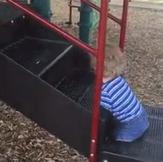 Hình ảnh cậu bé cụt tứ chi chơi cầu trượt khiến ai cũng rớt nước mắt-3