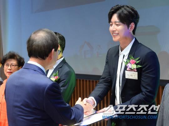 Sao Hàn 6/9: Tiểu công chúa nhà Bi Rain - Kim Tae Hee sẽ đẹp giống mẹ và cao như bố-2