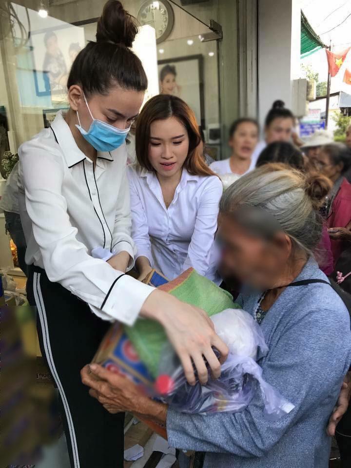 Bị chỉ trích đeo khẩu trang làm từ thiện, Hồ Ngọc Hà nổi đóa: Thích thì tay đôi xem ai hơn ai-2