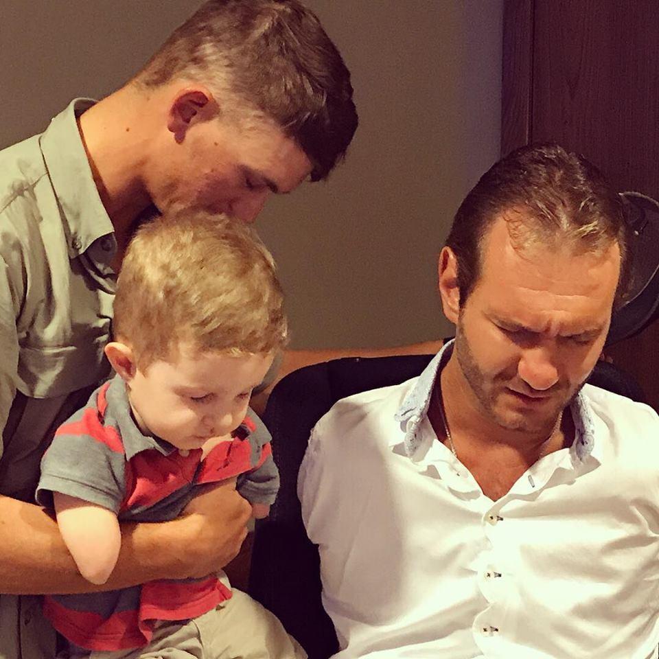 Hình ảnh cậu bé cụt tứ chi chơi cầu trượt khiến ai cũng rớt nước mắt-5