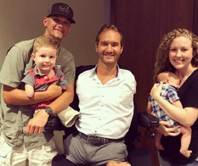 Hình ảnh cậu bé cụt tứ chi chơi cầu trượt khiến ai cũng rớt nước mắt-4