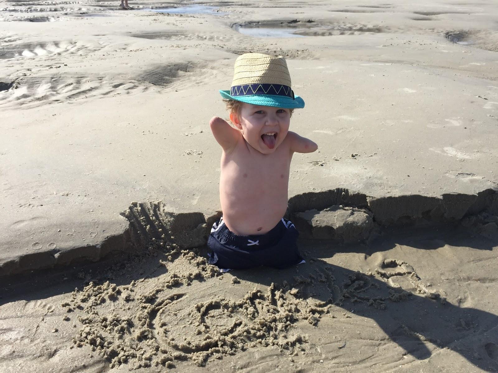 Hình ảnh cậu bé cụt tứ chi chơi cầu trượt khiến ai cũng rớt nước mắt-6