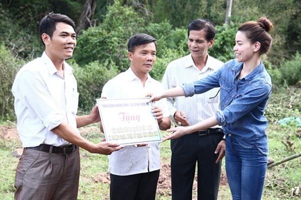 Bị chỉ trích đeo khẩu trang làm từ thiện, Hồ Ngọc Hà nổi đóa: Thích thì tay đôi xem ai hơn ai-8