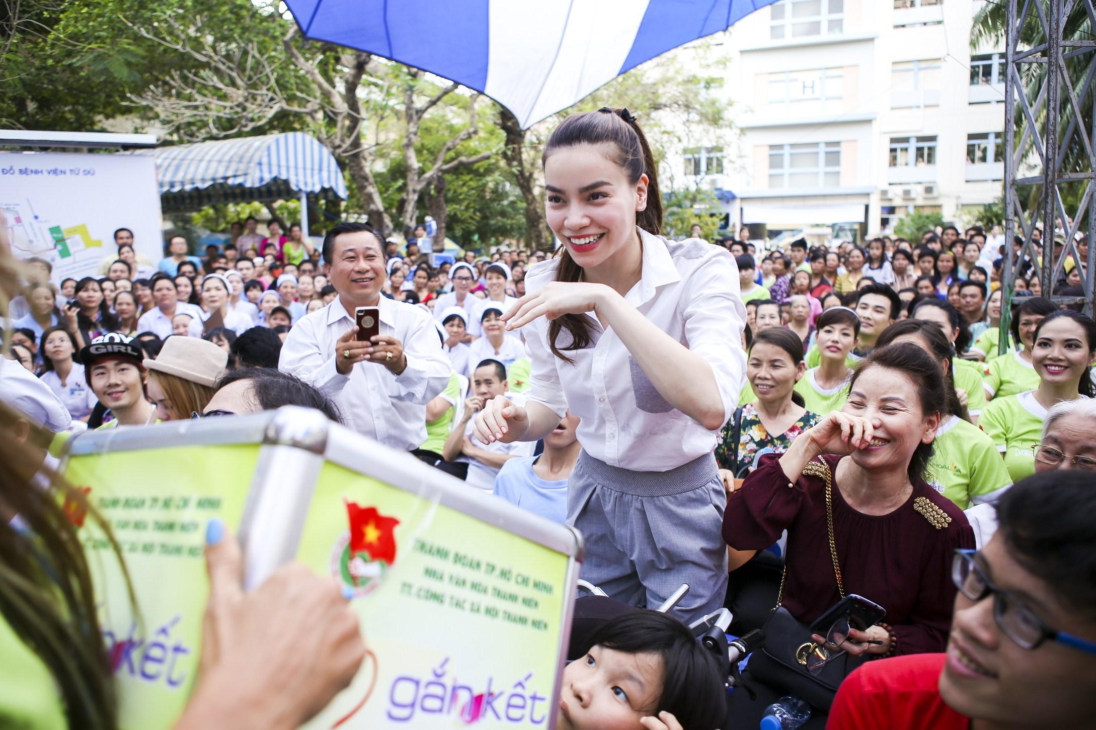 Bị chỉ trích đeo khẩu trang làm từ thiện, Hồ Ngọc Hà nổi đóa: Thích thì tay đôi xem ai hơn ai-7