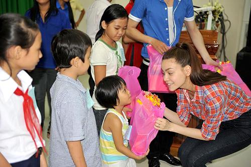 Bị chỉ trích đeo khẩu trang làm từ thiện, Hồ Ngọc Hà nổi đóa: Thích thì tay đôi xem ai hơn ai-9