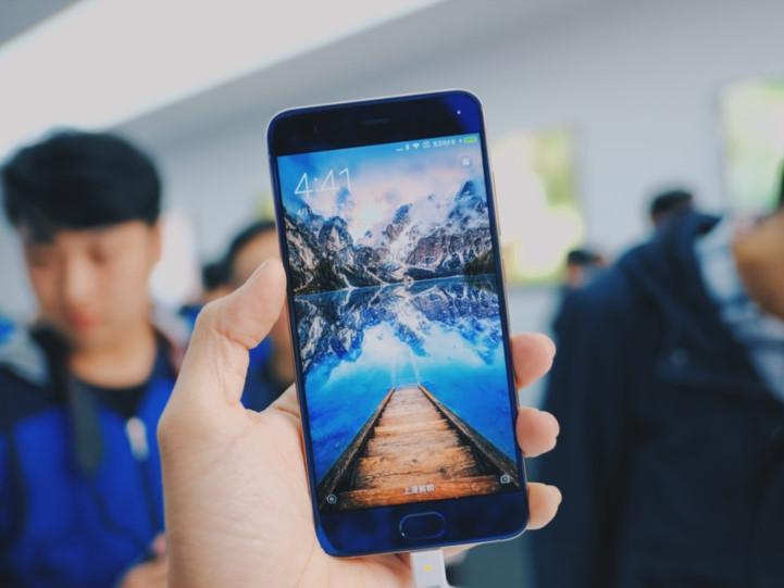 Đã xuất hiện video trên tay iPhone 8-1