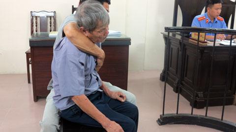 Cụ ông 79 xiêu vẹo nhận 8 năm tù tội hiếp dâm trẻ em-1