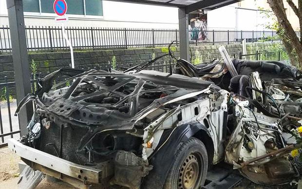 Chiếc xe ô tô bị đâm nát, sở cảnh sát Nhật Bản đem về thờ và câu chuyện khiến nhiều người rơi nước mắt-1