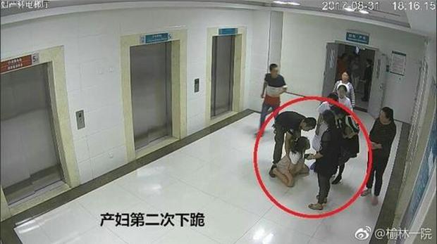 Video: Trước khi nhảy lầu tự tử, sản phụ từng hai lần quỳ xuống để cầu xin gia đình cho sinh mổ-1