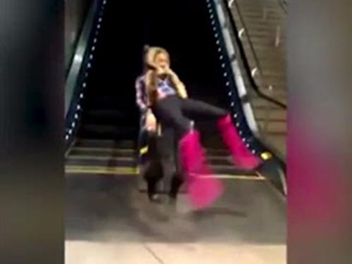 Clip hài: Những kiểu đi thang cuốn có một không hai