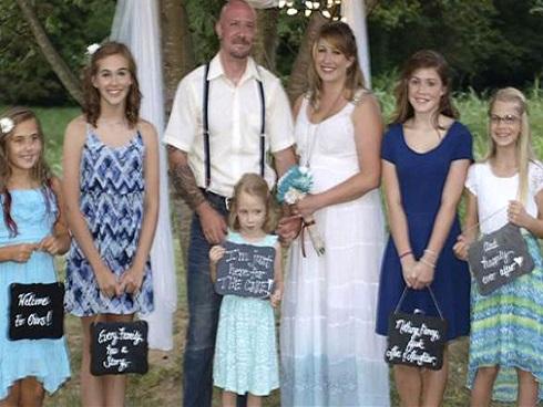 Vợ chết trong phòng ngủ, chồng treo cổ bên hiên nhà-2