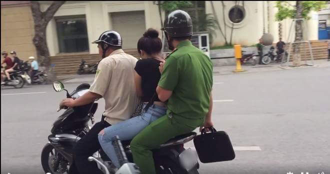 Công an khống chế cô gái trẻ bán tăm giá cắt cổ ở hồ Gươm-1