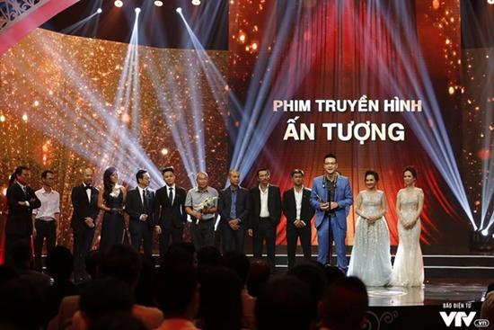 NSND Hoàng Dũng và phim Người phán xử chiến thắng tại VTV Awards 2017-1