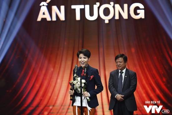 NSND Hoàng Dũng và phim Người phán xử chiến thắng tại VTV Awards 2017-4