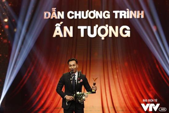 NSND Hoàng Dũng và phim Người phán xử chiến thắng tại VTV Awards 2017-5