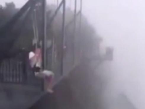 Lạnh người đột nhập thành phố ma bị siêu bão tàn phá-11