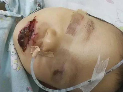 Bức xúc khi phụ huynh cho các con đứng đè lên tủ sạc điện ở Aeon Mall Long Biên để xem ca sĩ hát-2