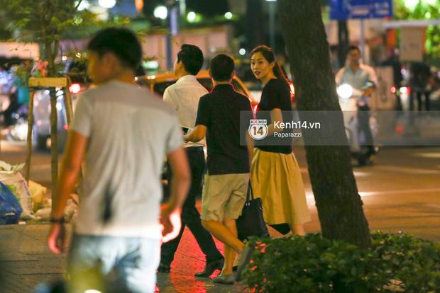 Hoa hậu Thu Thảo xuất hiện tay trong tay tình tứ cùng chồng sắp cưới trên phố-7