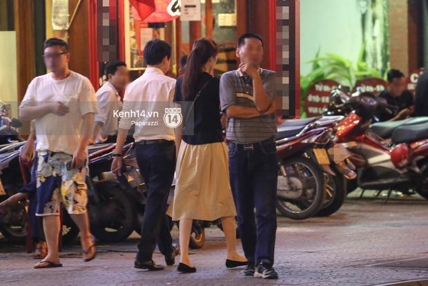 Hoa hậu Thu Thảo xuất hiện tay trong tay tình tứ cùng chồng sắp cưới trên phố-8