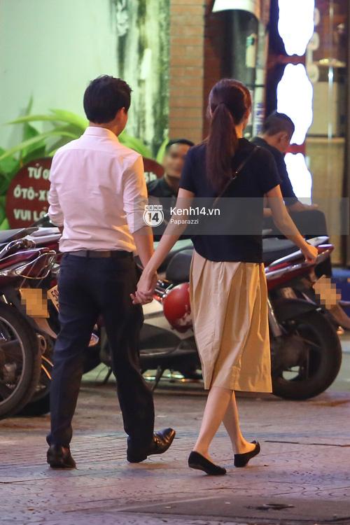 Hoa hậu Thu Thảo xuất hiện tay trong tay tình tứ cùng chồng sắp cưới trên phố-9