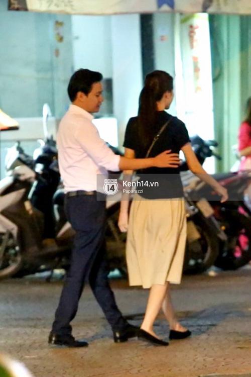 Hoa hậu Thu Thảo xuất hiện tay trong tay tình tứ cùng chồng sắp cưới trên phố-10