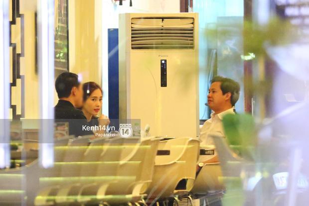 Hoa hậu Thu Thảo xuất hiện tay trong tay tình tứ cùng chồng sắp cưới trên phố-11