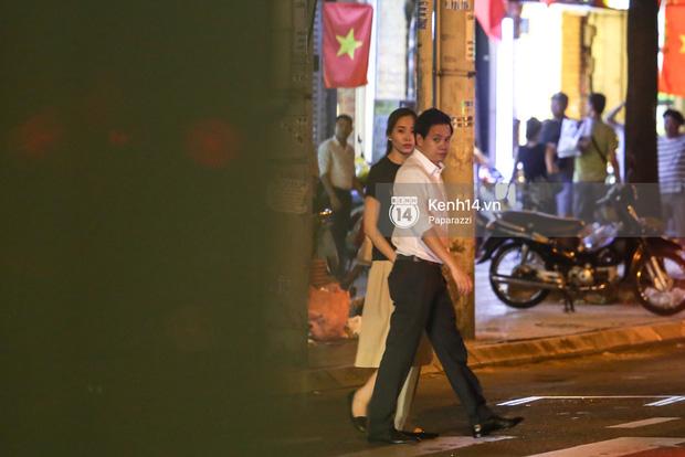 Hoa hậu Thu Thảo xuất hiện tay trong tay tình tứ cùng chồng sắp cưới trên phố-12