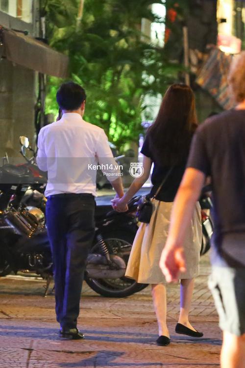 Hoa hậu Thu Thảo xuất hiện tay trong tay tình tứ cùng chồng sắp cưới trên phố-3