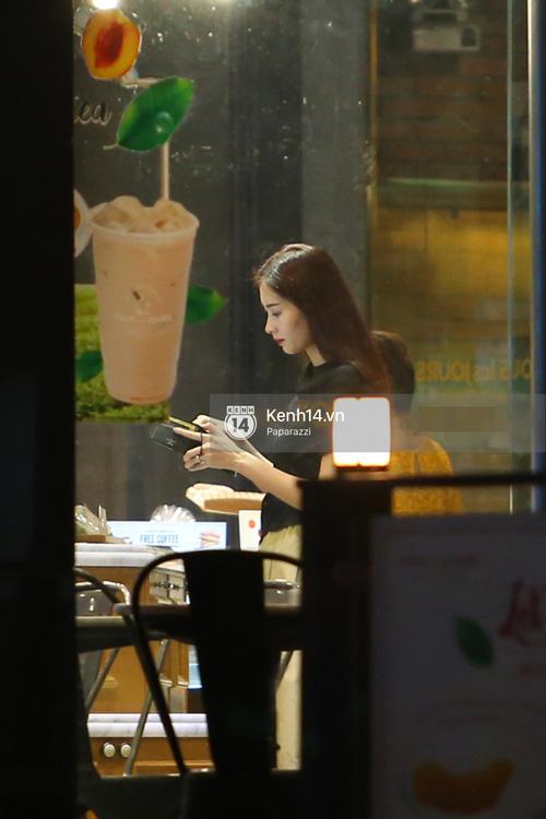 Hoa hậu Thu Thảo xuất hiện tay trong tay tình tứ cùng chồng sắp cưới trên phố-4