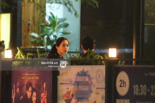 Hoa hậu Thu Thảo xuất hiện tay trong tay tình tứ cùng chồng sắp cưới trên phố-5