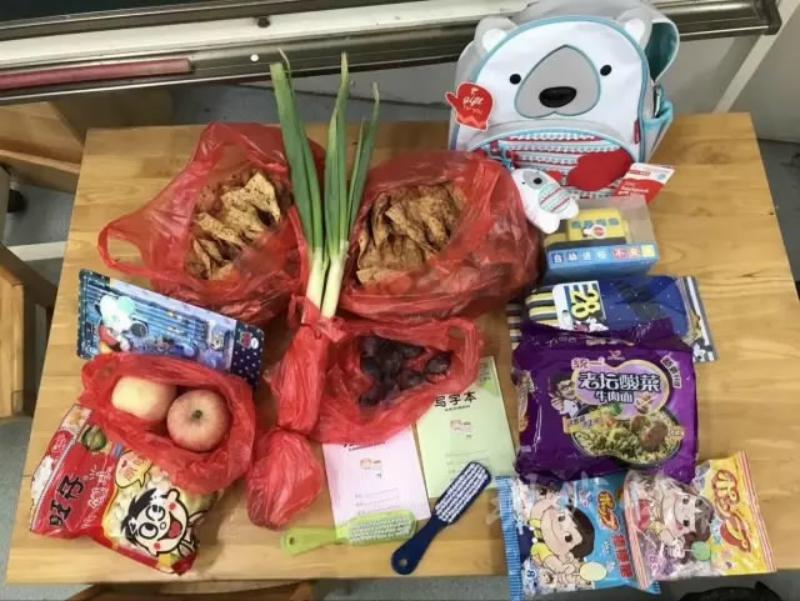 Hành trang siêu độc của nhóc tì Trung Quốc ngày đầu tiên tới trường-2