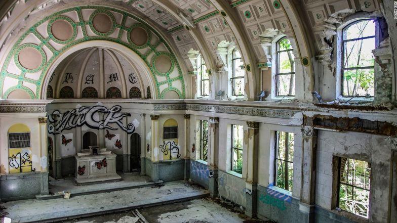 Lạnh người đột nhập thành phố ma bị siêu bão tàn phá-6