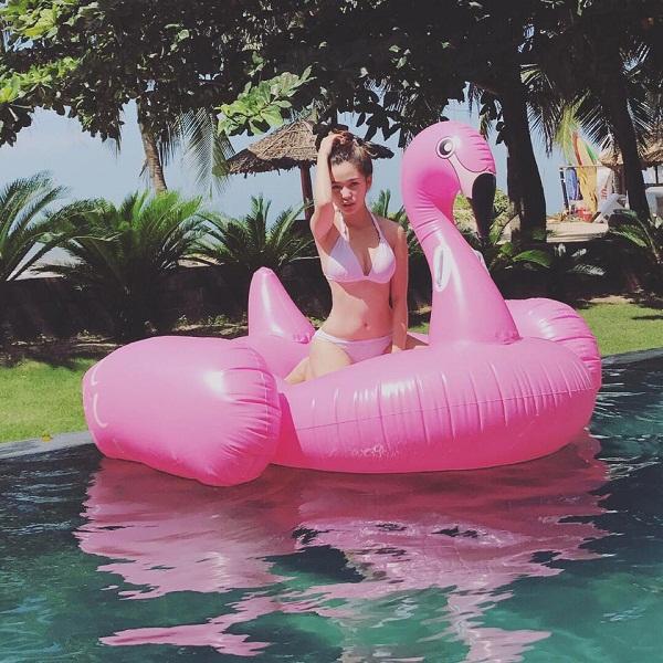 Chân dung 9X xinh đẹp gây chú ý khi mặc gợi cảm lộ hình xăm gần kín lưng nơi công sở-4