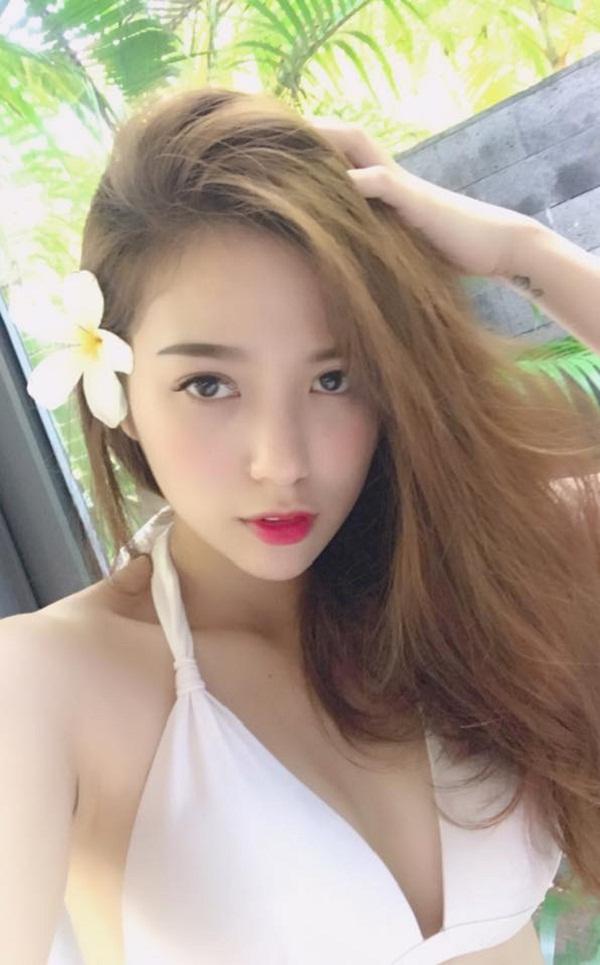 Chân dung 9X xinh đẹp gây chú ý khi mặc gợi cảm lộ hình xăm gần kín lưng nơi công sở-5