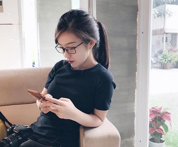 Chân dung 9X xinh đẹp gây chú ý khi mặc gợi cảm lộ hình xăm gần kín lưng nơi công sở-7