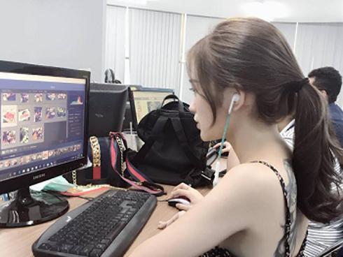 Chân dung 9X xinh đẹp gây chú ý khi mặc gợi cảm lộ hình xăm gần kín lưng nơi công sở