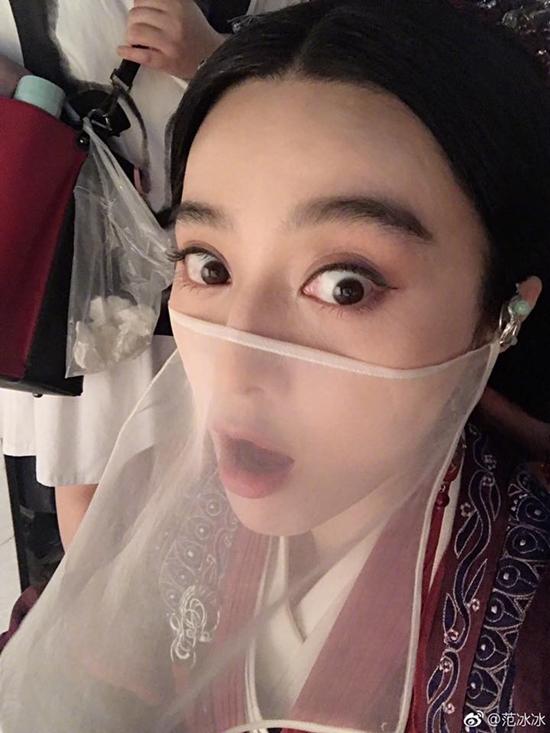 Phạm Băng Băng lại gây bão với loạt ảnh diện váy áo mỏng tang lộ nội y-7