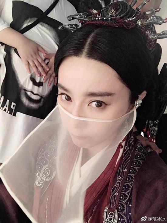 Phạm Băng Băng lại gây bão với loạt ảnh diện váy áo mỏng tang lộ nội y-8