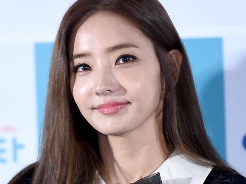 Sao Hàn 9/9: Kim Tae Hee lộ bụng bầu, diện mũ đôi cùng ông xã tại sân bay-11