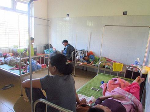 Ăn bánh dày nhiễm khuẩn, 41 người nhập viện sau đám cưới