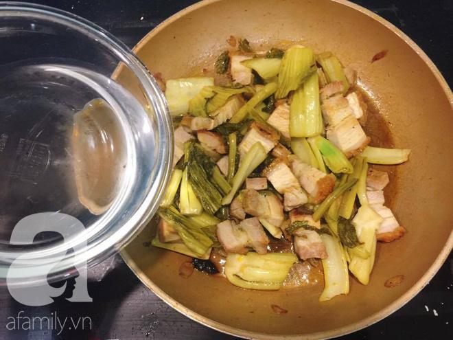 Cơm tối hết trong nháy mắt với thịt quay kho dưa chua siêu ngon-5