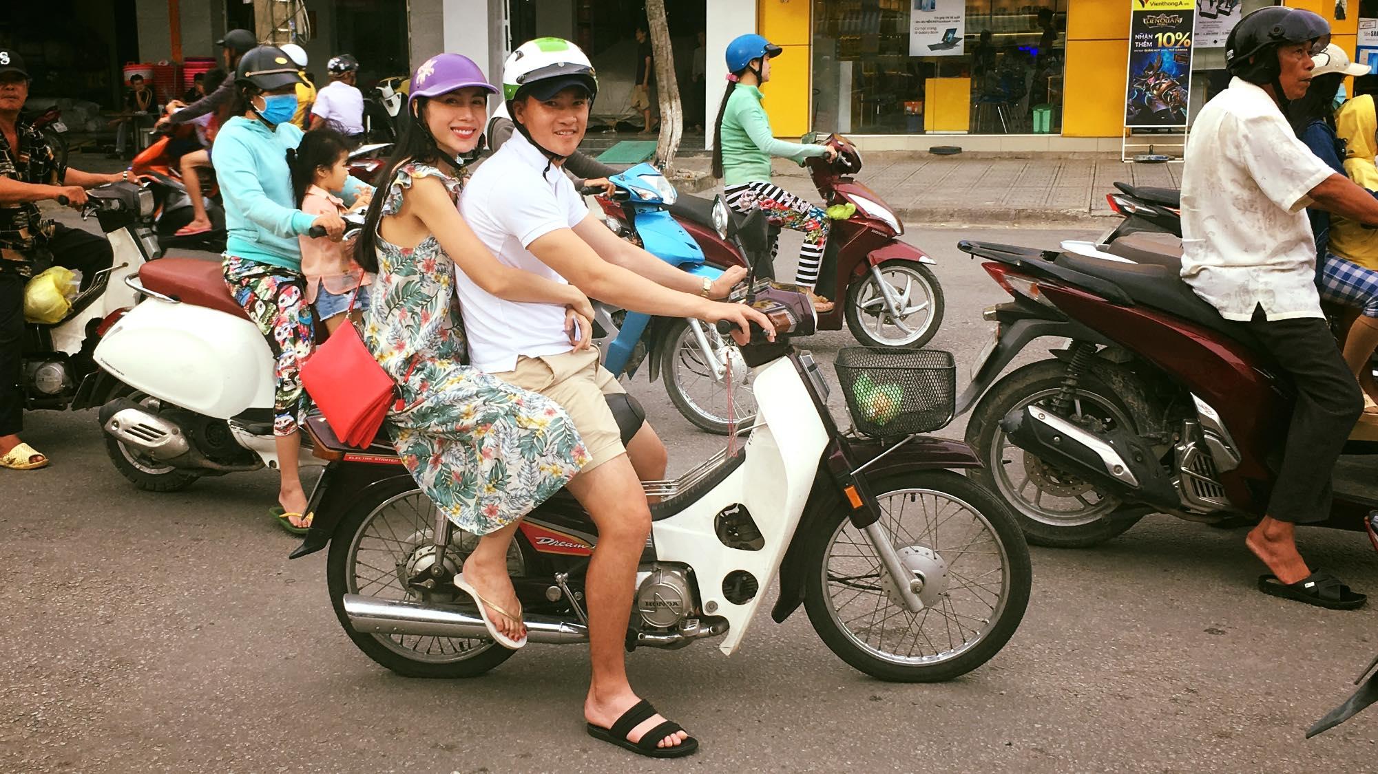 Hạnh phúc đi lên từ sóng gió của vợ chồng ngôi sao Thủy Tiên và Công Vinh-10