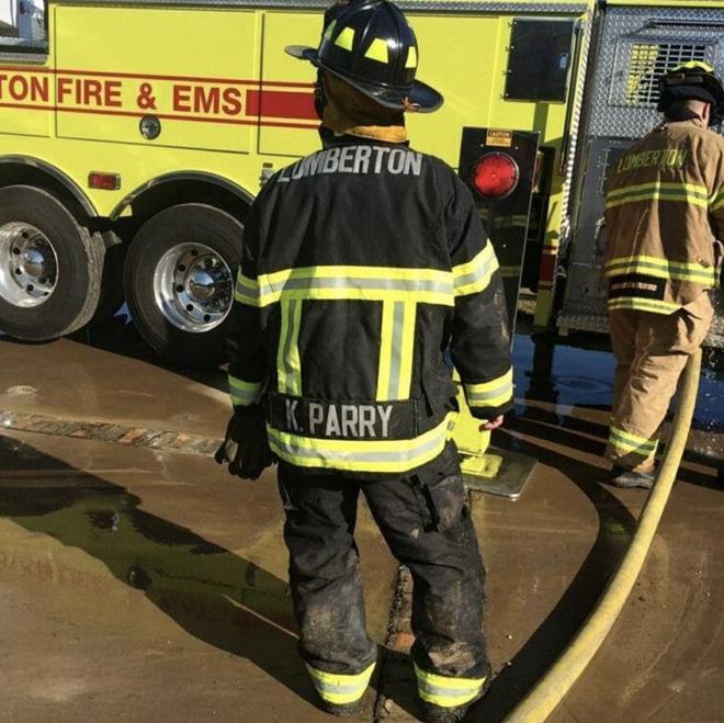 Lội bì bõm về nhà sau cơn bão Harvey, người đàn ông suýt khóc khi tìm được vật báu nơi góc tủ-2