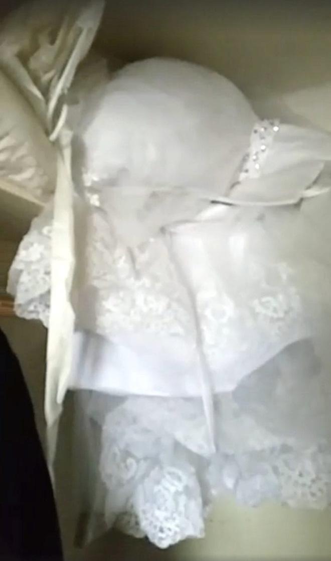 Lội bì bõm về nhà sau cơn bão Harvey, người đàn ông suýt khóc khi tìm được vật báu nơi góc tủ-6