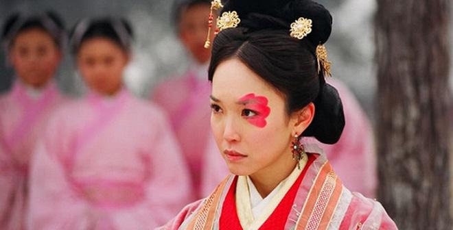 Hoàng hậu xấu xí nhất mọi thời đại và câu chuyện mỗi đêm một người tình, thỏa mãn xong là giết-6