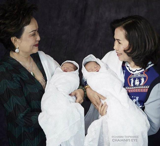 Mỹ nhân đẹp nhất Thái Lan Chompoo Araya khoe cặp song sinh vừa chào đời-6