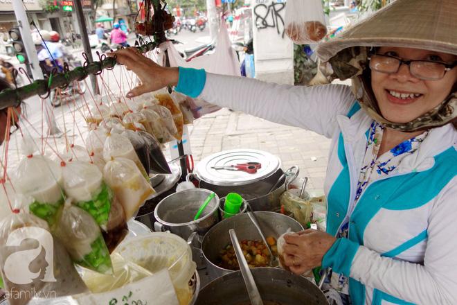 Ngày mát rượi đi ăn chè 22 món, nghe cô Lộc kể chuyện hơn 40 năm bám xe chè để trả ơn Sài Gòn-2