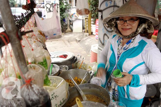 Ngày mát rượi đi ăn chè 22 món, nghe cô Lộc kể chuyện hơn 40 năm bám xe chè để trả ơn Sài Gòn-4