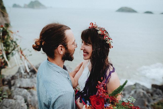 Đám cưới bí mật đẹp như mơ có 1-0-2 của cặp đôi Tây bỏ trốn trên đảo Cát Bà-7