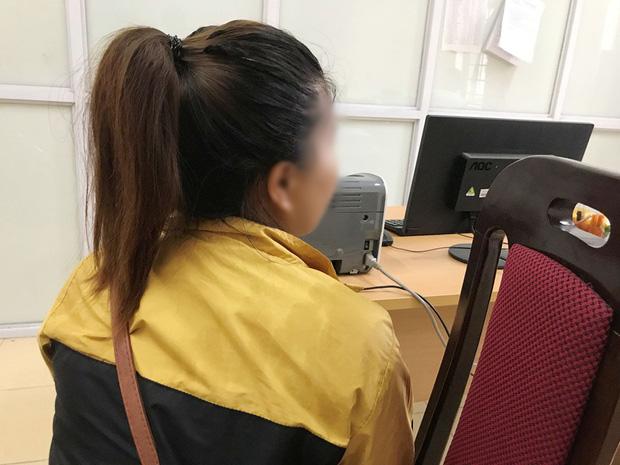 Người mẹ trẻ bỏ rơi con gái 14 ngày tuổi bất ngờ cùng gia đình đến xin nhận lại con lần nữa-1